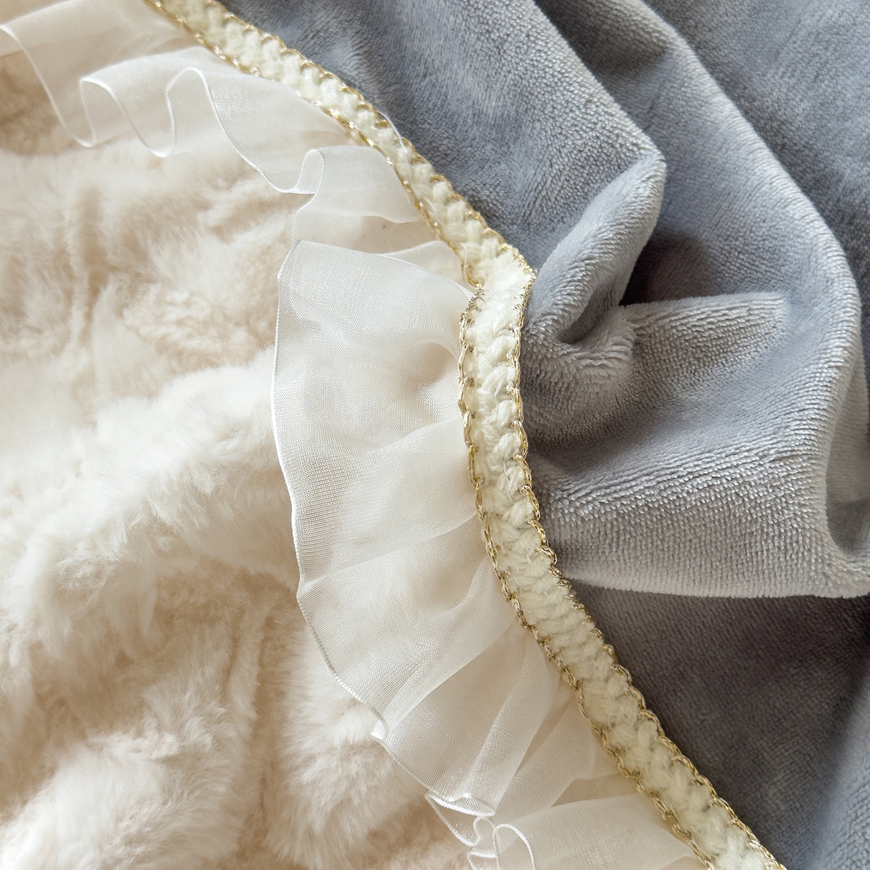 91家纺网 家纺一手货源 找家纺 慕克斯家纺 2025新款9斤韩版兔毛拼接牛奶绒法式雪纺花边四件套 法芙娜系列 法芙娜-绅士灰