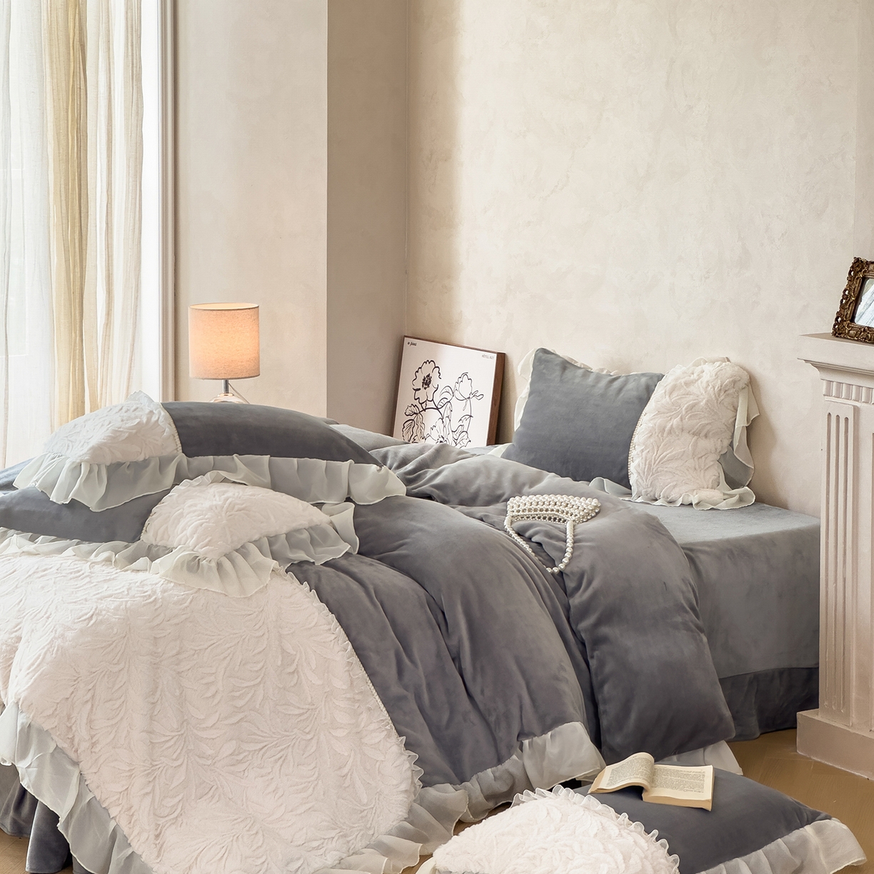 91家纺网 家纺一手货源 找家纺 慕克斯家纺 2025新款9斤韩版兔毛拼接牛奶绒法式雪纺花边四件套 法芙娜系列 法芙娜-绅士灰