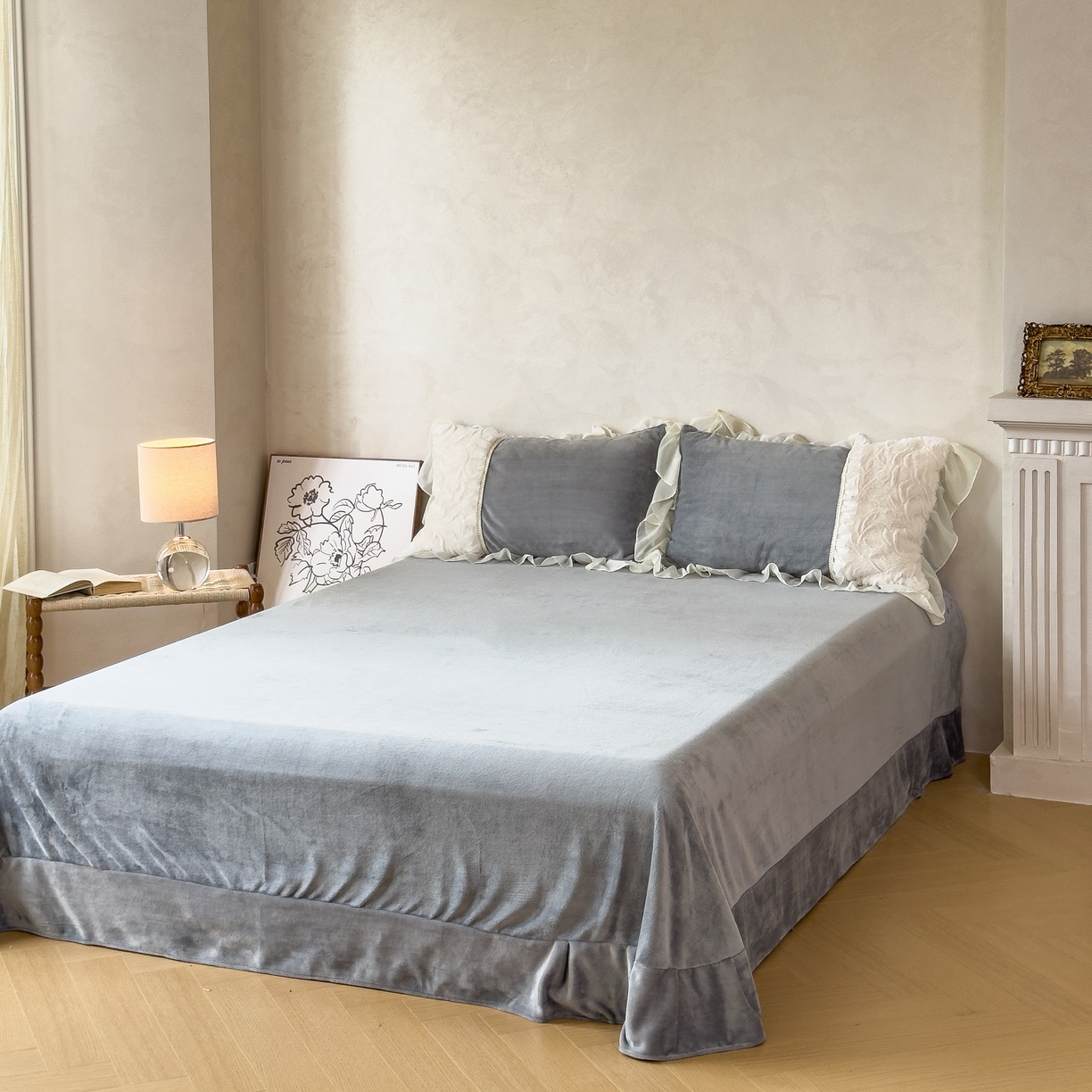 91家纺网 家纺一手货源 找家纺 慕克斯家纺 2025新款9斤韩版兔毛拼接牛奶绒法式雪纺花边四件套 法芙娜系列 法芙娜-绅士灰