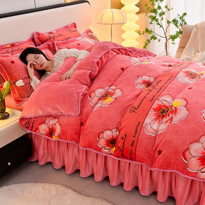 91家纺网 家纺一手货源 找家纺 梦宴 2025新款冬季牛奶绒加厚保暖床裙款法兰绒珊瑚绒四件套床上用品 红粉佳人