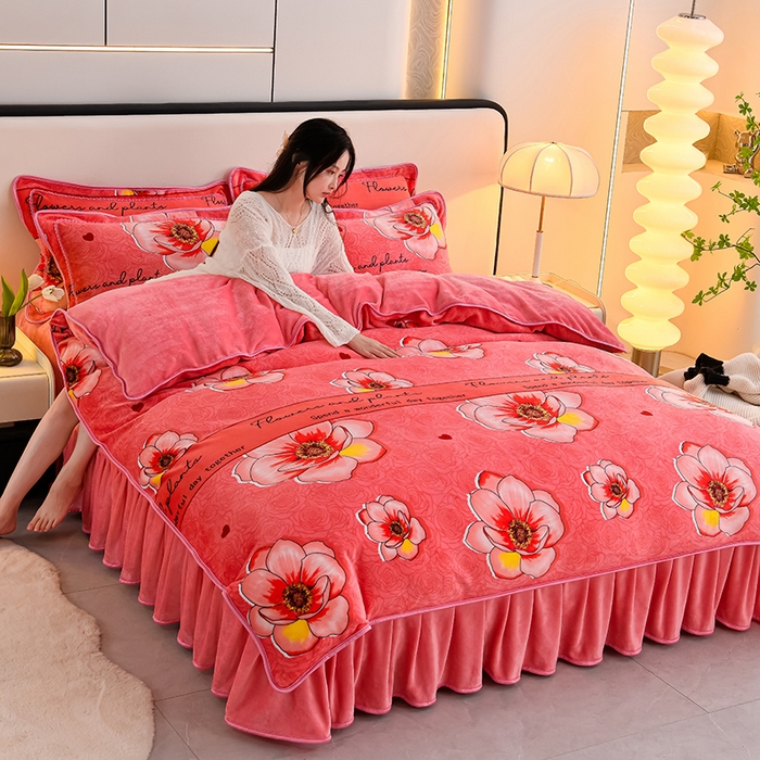 91家纺网 家纺一手货源 找家纺 梦宴 2025新款冬季牛奶绒加厚保暖床裙款法兰绒珊瑚绒四件套床上用品 红粉佳人