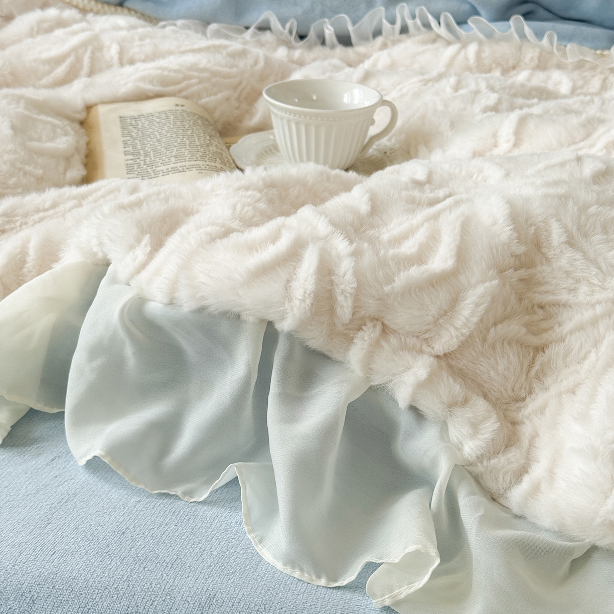 91家纺网 家纺一手货源 找家纺 慕克斯家纺 2025新款9斤韩版兔毛拼接牛奶绒法式雪纺花边四件套 法芙娜系列 法芙娜-天空蓝