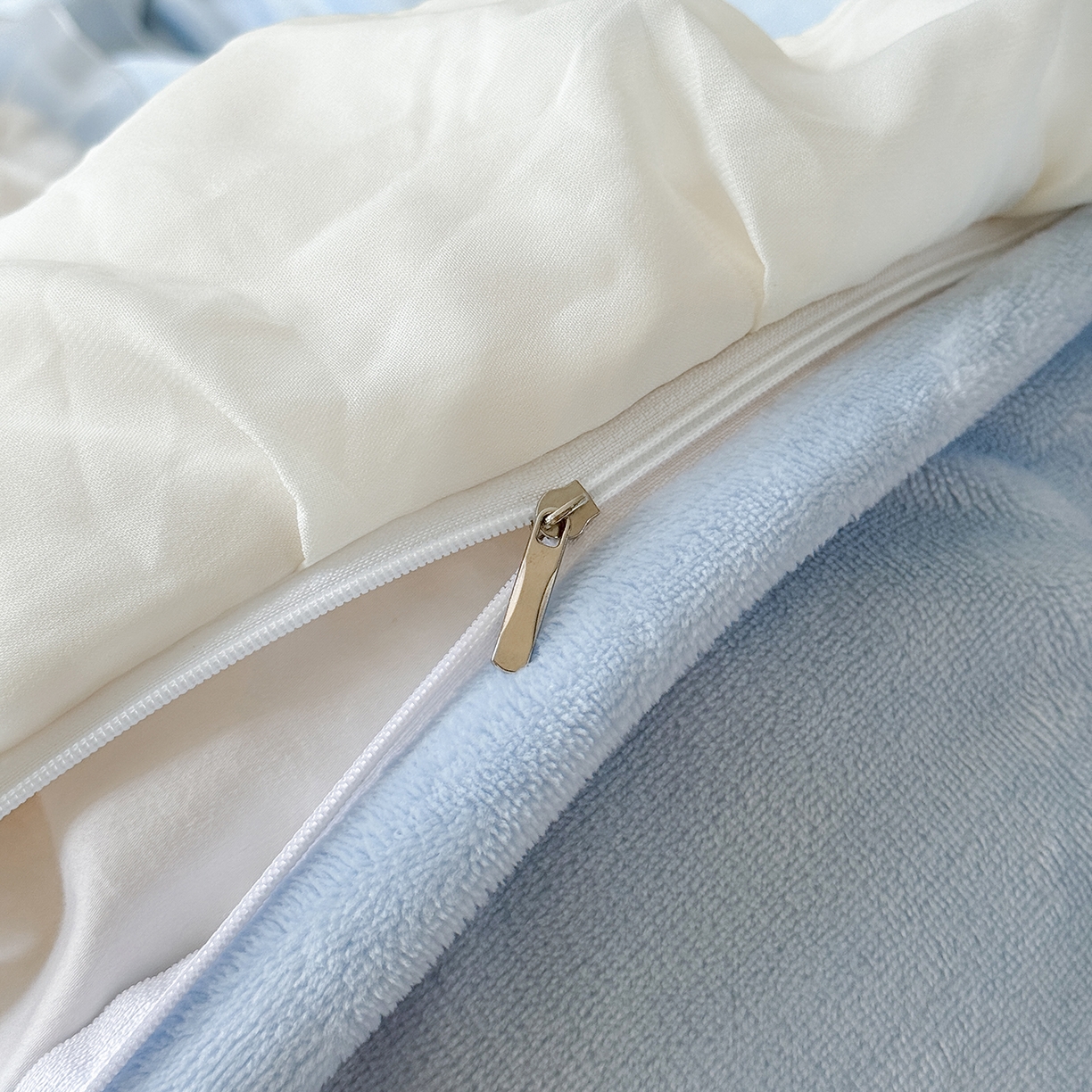 91家纺网 家纺一手货源 找家纺 慕克斯家纺 2025新款9斤韩版兔毛拼接牛奶绒法式雪纺花边四件套 法芙娜系列 法芙娜-天空蓝