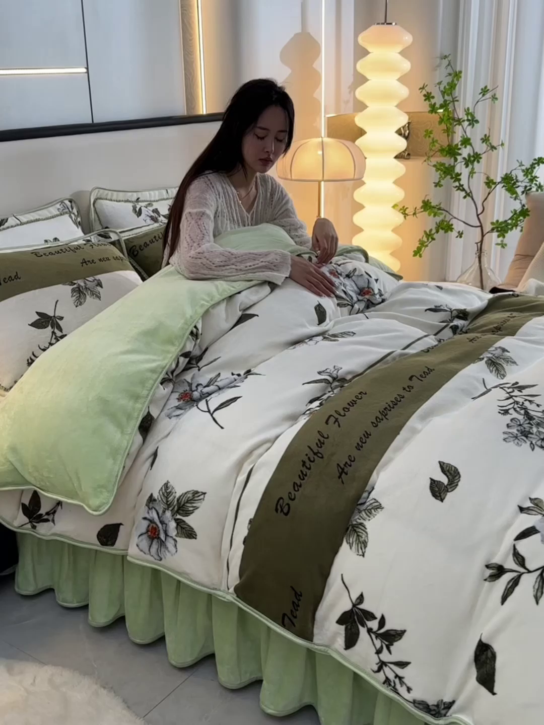 91家纺网 家纺一手货源 找家纺 梦宴 2025新款冬季牛奶绒加厚保暖床裙款法兰绒珊瑚绒四件套床上用品 花样情怀