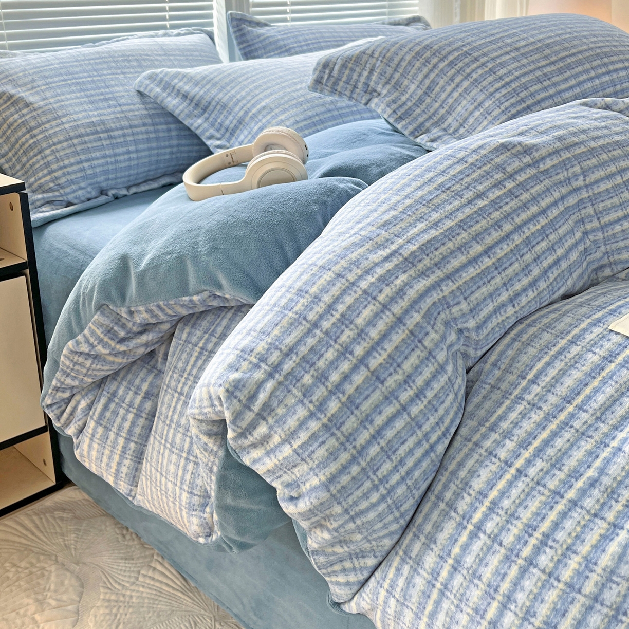 91家纺网 家纺一手货源 找家纺 简一 2025新款牛奶绒无印风ins风方格系列-单被套 小香风荆棘-浅蓝 