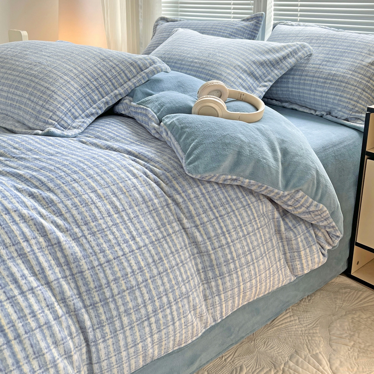 91家纺网 家纺一手货源 找家纺 简一 2025新款牛奶绒无印风ins风方格系列-四件套 小香风荆棘-浅蓝 
