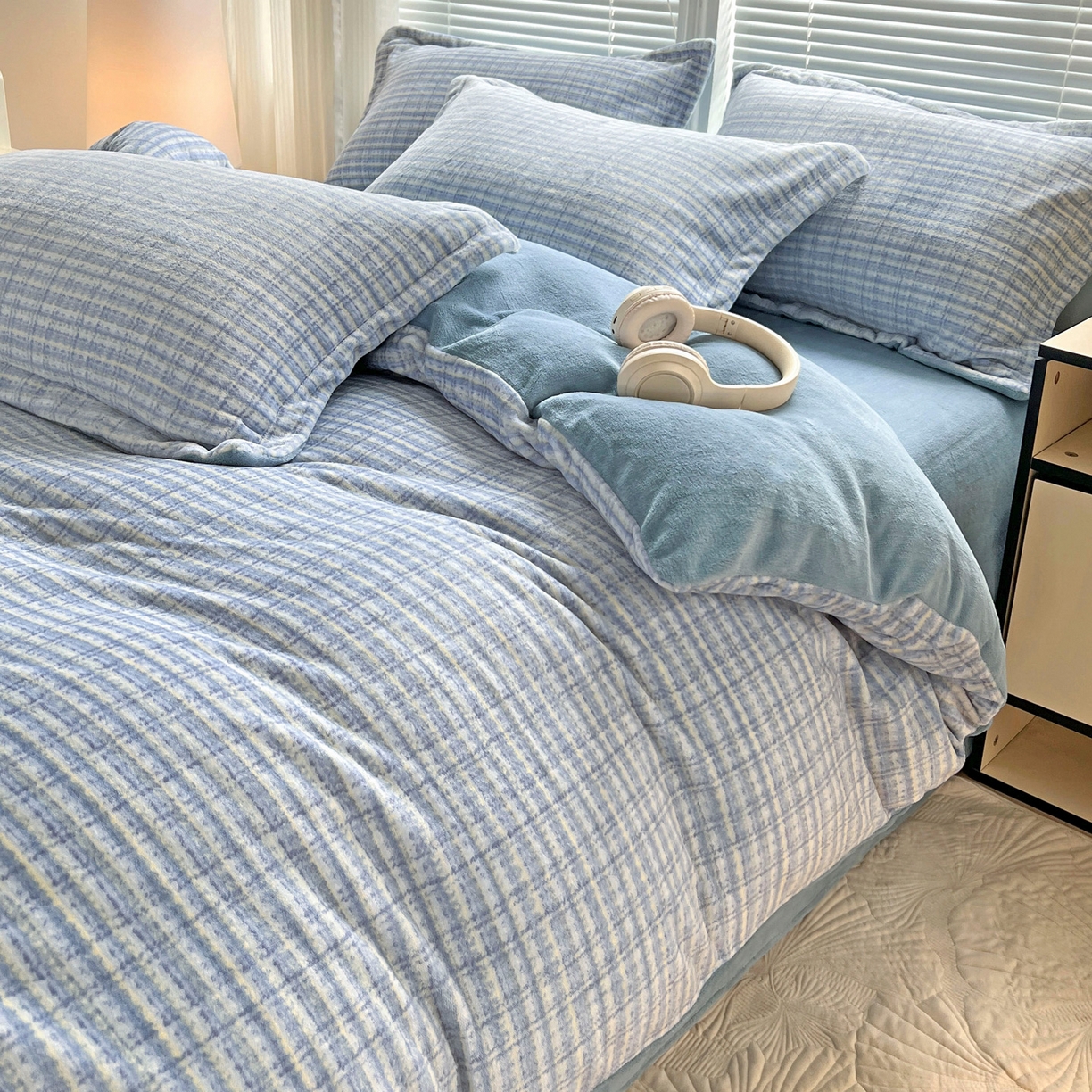 91家纺网 家纺一手货源 找家纺 简一 2025新款牛奶绒无印风ins风方格系列-四件套 小香风荆棘-浅蓝 