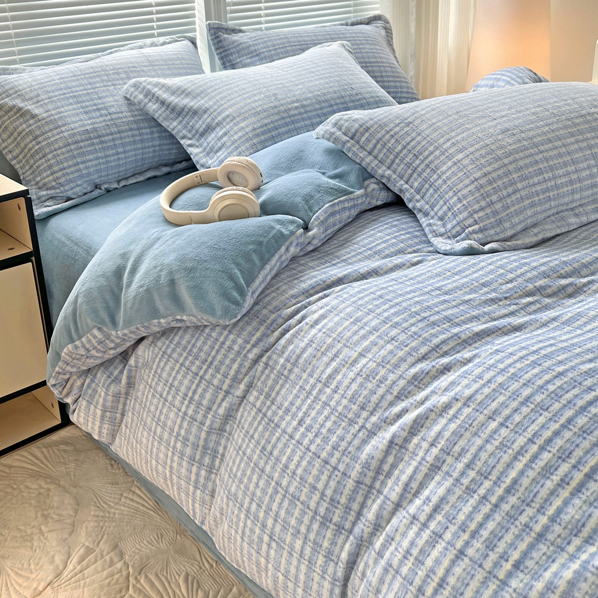 91家纺网 家纺一手货源 找家纺 简一 2025新款牛奶绒无印风ins风方格系列-四件套 小香风荆棘-浅蓝 