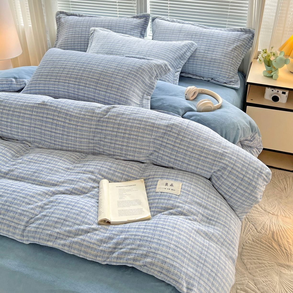 91家纺网 家纺一手货源 找家纺 简一 2025新款牛奶绒无印风ins风方格系列-四件套 小香风荆棘-浅蓝 