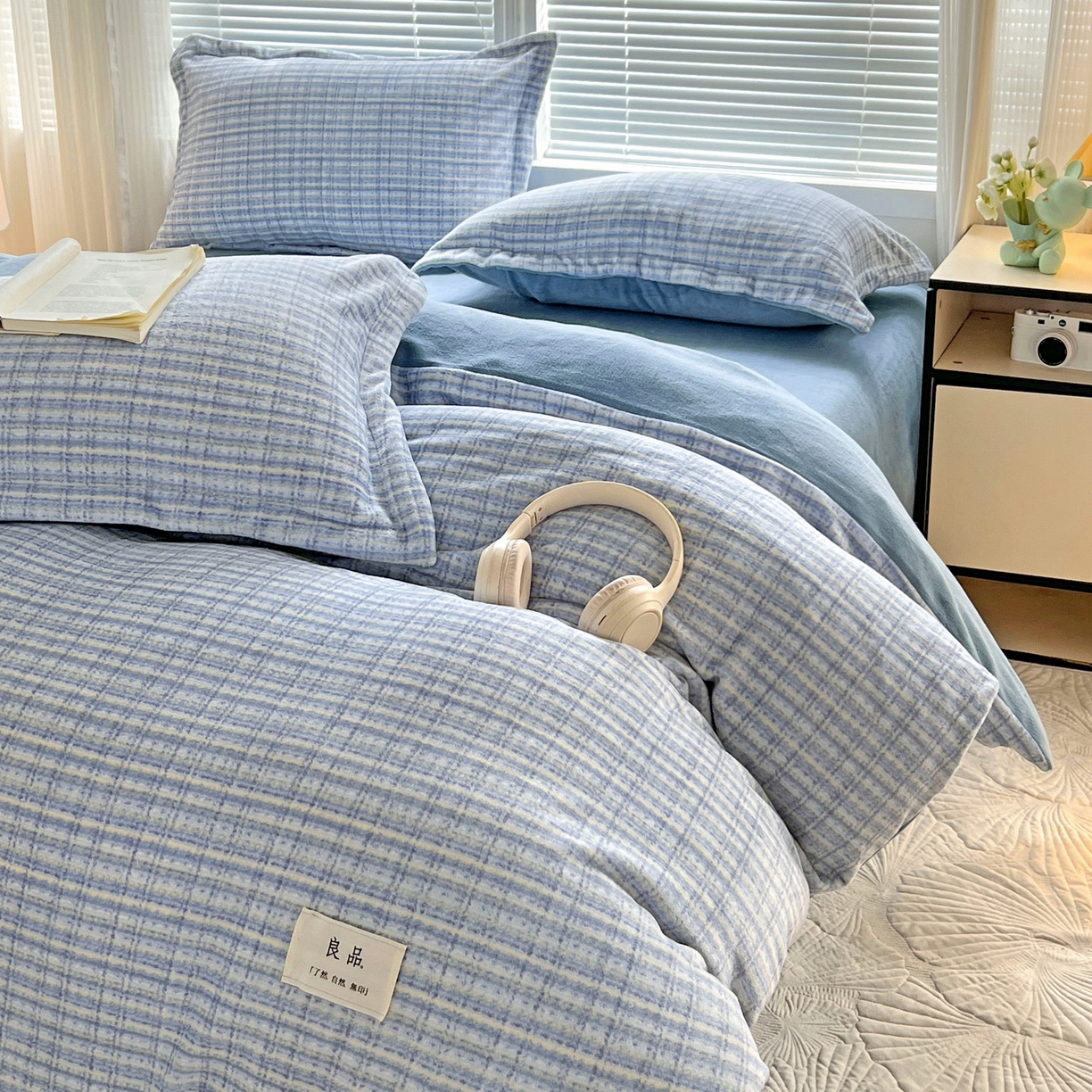 91家纺网 家纺一手货源 找家纺 简一 2025新款牛奶绒无印风ins风方格系列-四件套 小香风荆棘-浅蓝 