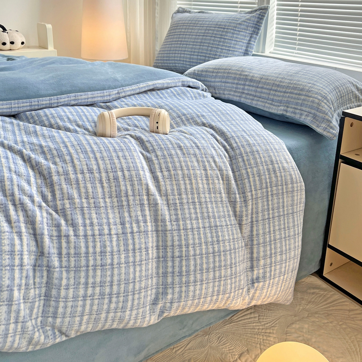 91家纺网 家纺一手货源 找家纺 简一 2025新款牛奶绒无印风ins风方格系列-四件套 小香风荆棘-浅蓝 