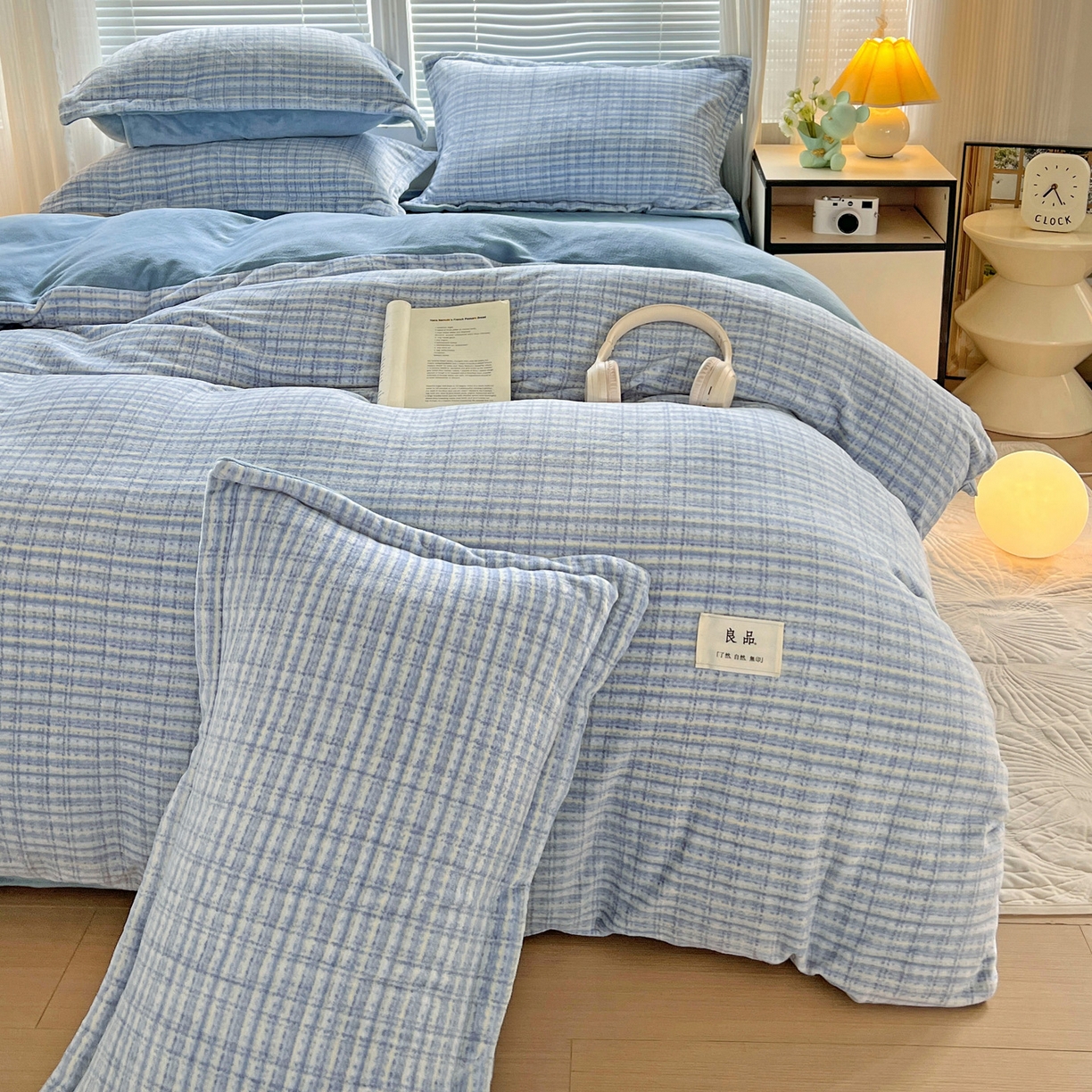 91家纺网 家纺一手货源 找家纺 简一 2025新款牛奶绒无印风ins风方格系列-四件套 小香风荆棘-浅蓝 