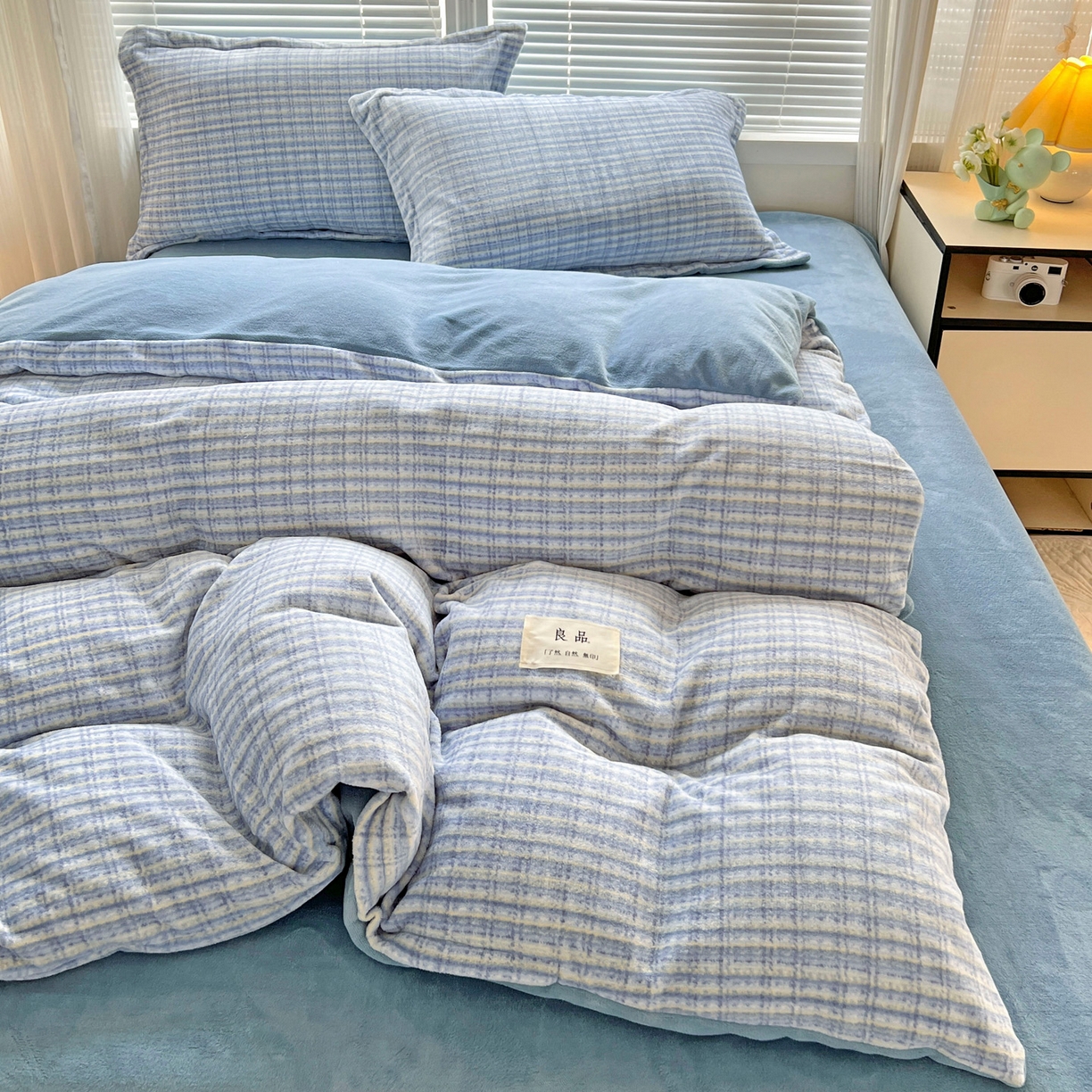 91家纺网 家纺一手货源 找家纺 简一 2025新款牛奶绒无印风ins风方格系列-四件套 小香风荆棘-浅蓝 