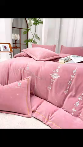 91家纺网 家纺一手货源 找家纺 慕克斯家纺 2025新款高克重全工艺牛奶绒宽边刺绣四件套卡希尔系列 卡希尔-豆沙粉