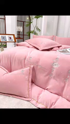 91家纺网 家纺一手货源 找家纺 慕克斯家纺 2025新款高克重全工艺牛奶绒宽边刺绣四件套卡希尔系列 卡希尔-桃粉