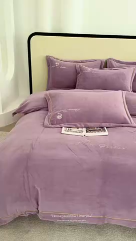 91家纺网 家纺一手货源 找家纺 慕克斯家纺 2025新款高克重全工艺牛奶绒宽边刺绣四件套卡希尔系列 卡希尔-魅力紫