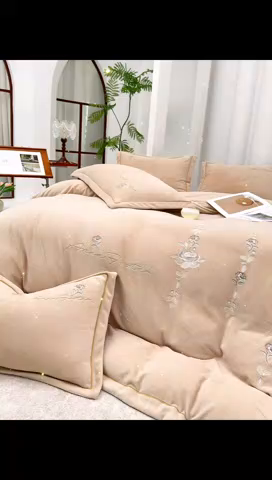 91家纺网 家纺一手货源 找家纺 慕克斯家纺 2025新款高克重全工艺牛奶绒宽边刺绣四件套卡希尔系列 卡希尔-浅咖