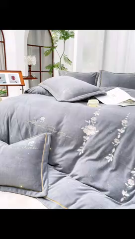 91家纺网 家纺一手货源 找家纺 慕克斯家纺 2025新款高克重全工艺牛奶绒宽边刺绣四件套卡希尔系列 卡希尔-深灰