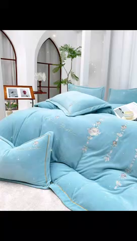 91家纺网 家纺一手货源 找家纺 慕克斯家纺 2025新款高克重全工艺牛奶绒宽边刺绣四件套卡希尔系列 卡希尔-水蓝