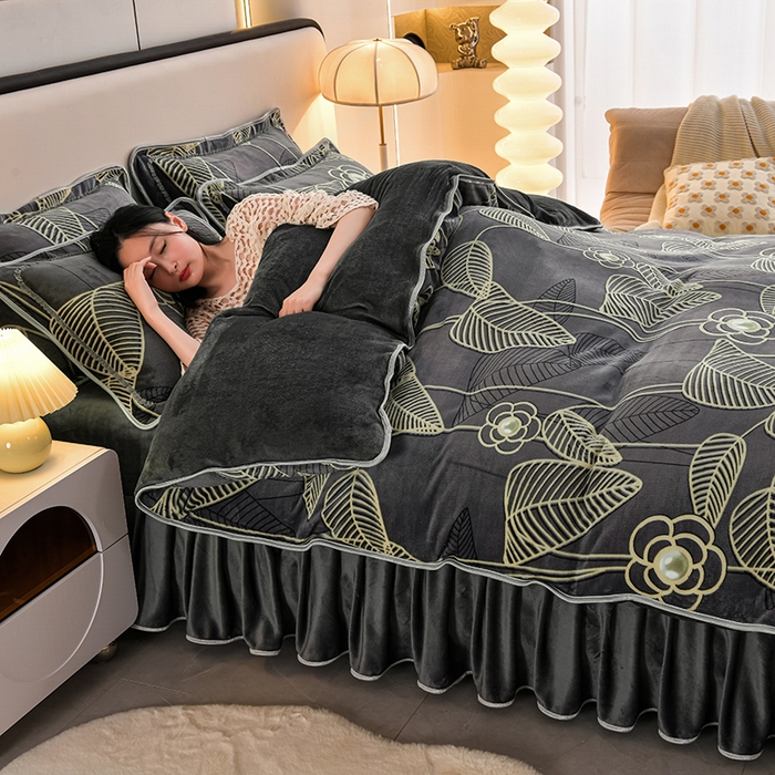 91家纺网 家纺一手货源 找家纺 梦宴 2025新款冬季牛奶绒加厚保暖床裙款法兰绒珊瑚绒四件套床上用品 金枝玉叶