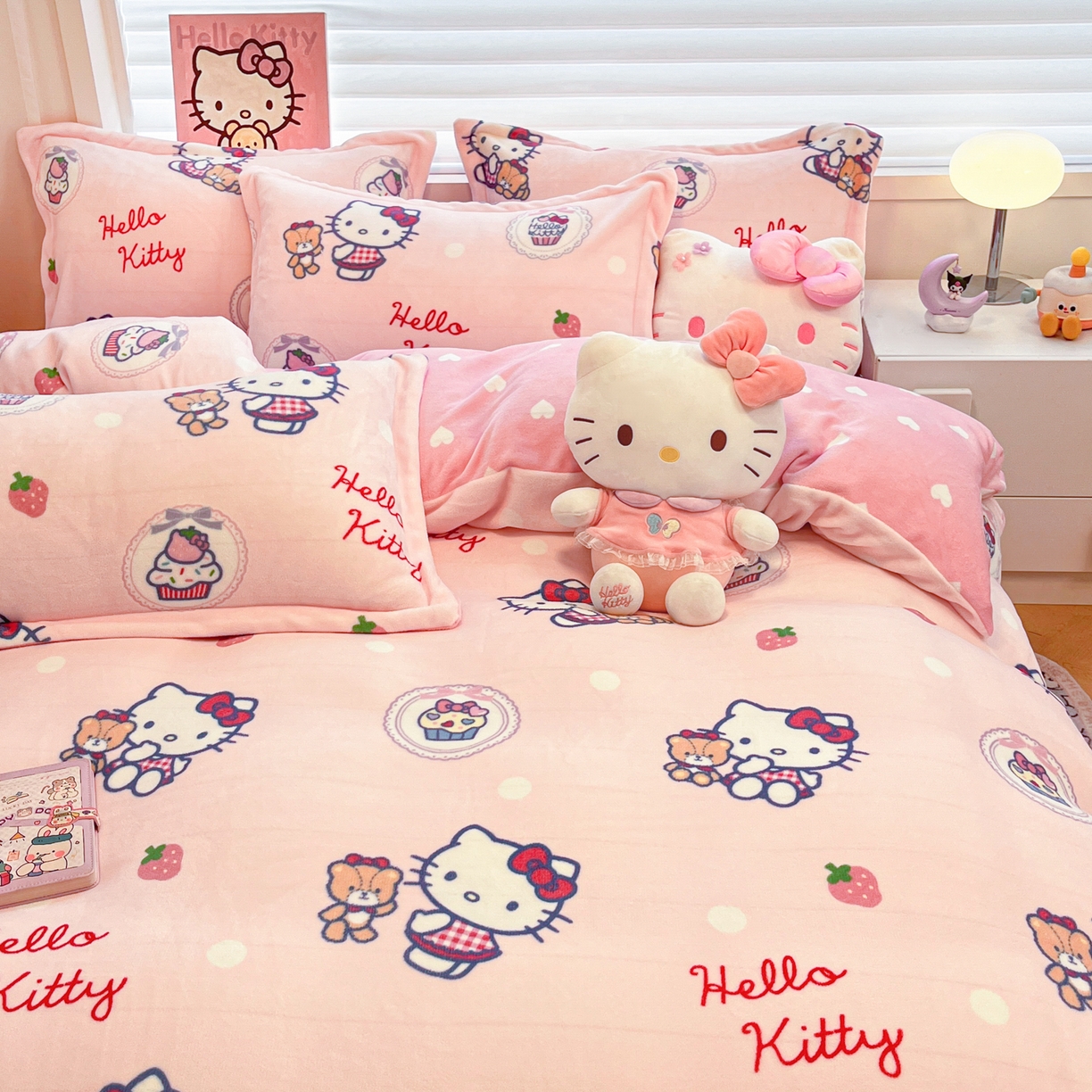 91家纺网 家纺一手货源 找家纺 暮思家居 2025新款三丽鸥正版授权高克重200克加厚保暖卡通牛奶绒四件套 牛奶绒-KT和熊