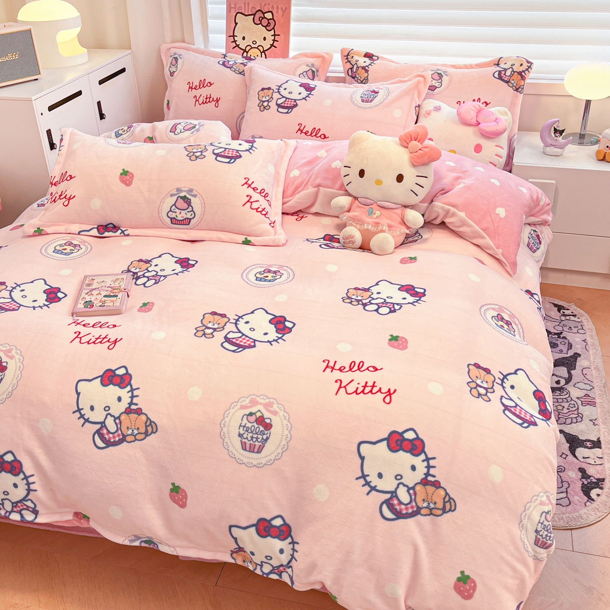 91家纺网 家纺一手货源 找家纺 暮思家居 2025新款三丽鸥正版授权高克重200克加厚保暖卡通牛奶绒四件套 牛奶绒-KT和熊