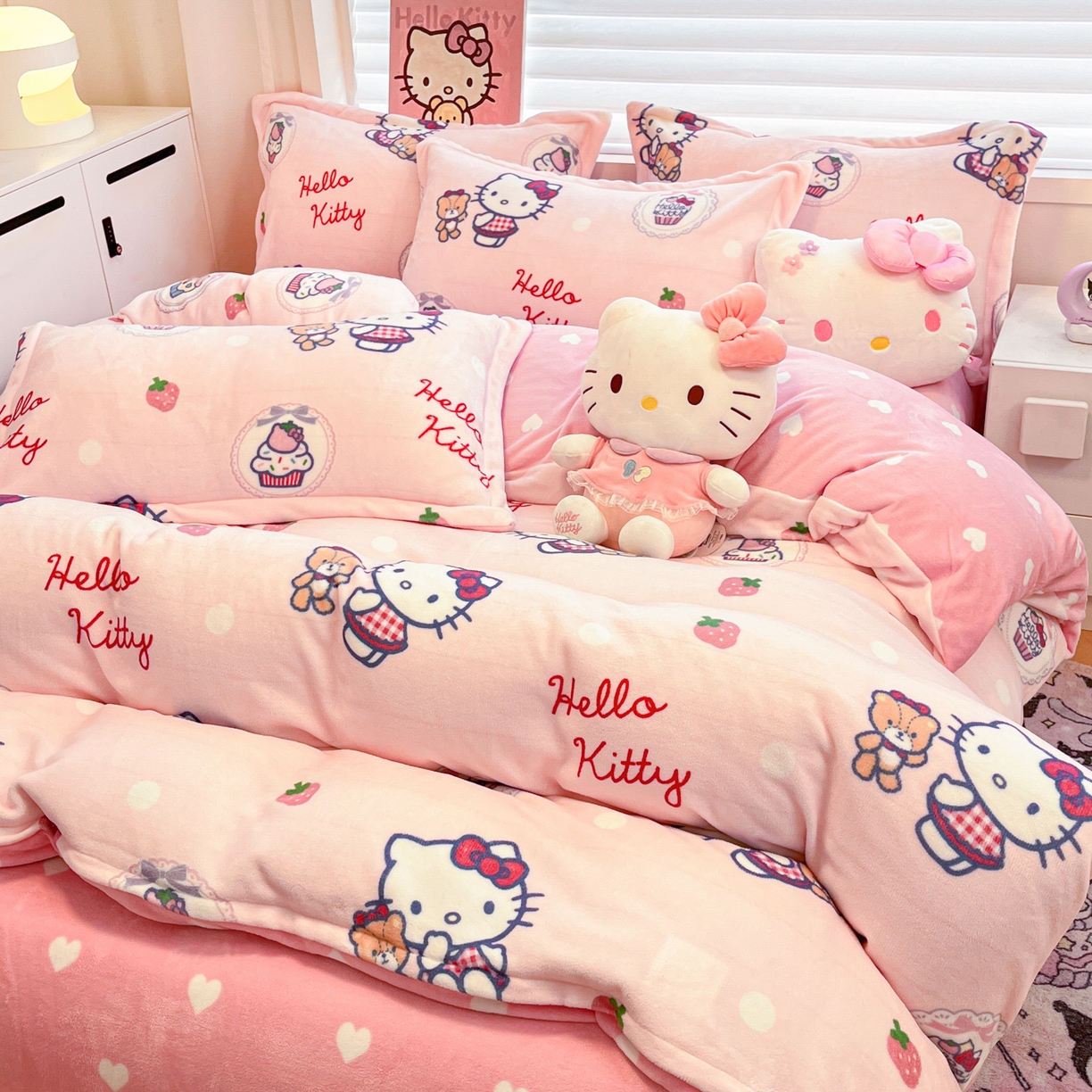 91家纺网 家纺一手货源 找家纺 暮思家居 2025新款三丽鸥正版授权高克重200克加厚保暖卡通牛奶绒四件套 牛奶绒-KT和熊