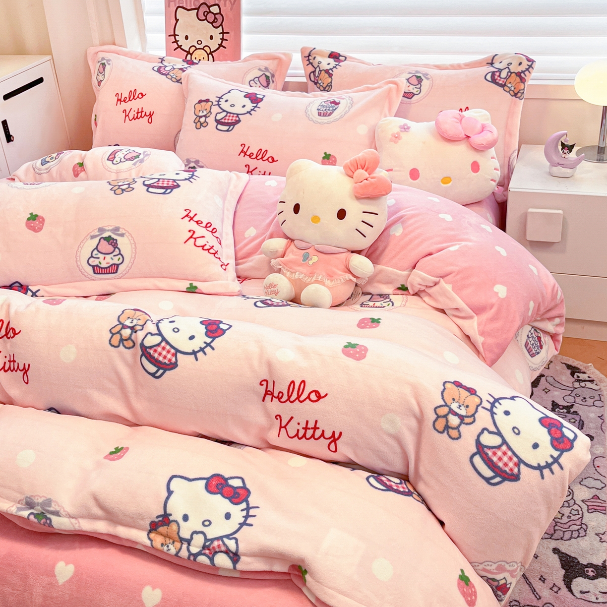 91家纺网 家纺一手货源 找家纺 暮思家居 2025新款三丽鸥正版授权高克重200克加厚保暖卡通牛奶绒四件套 牛奶绒-KT和熊