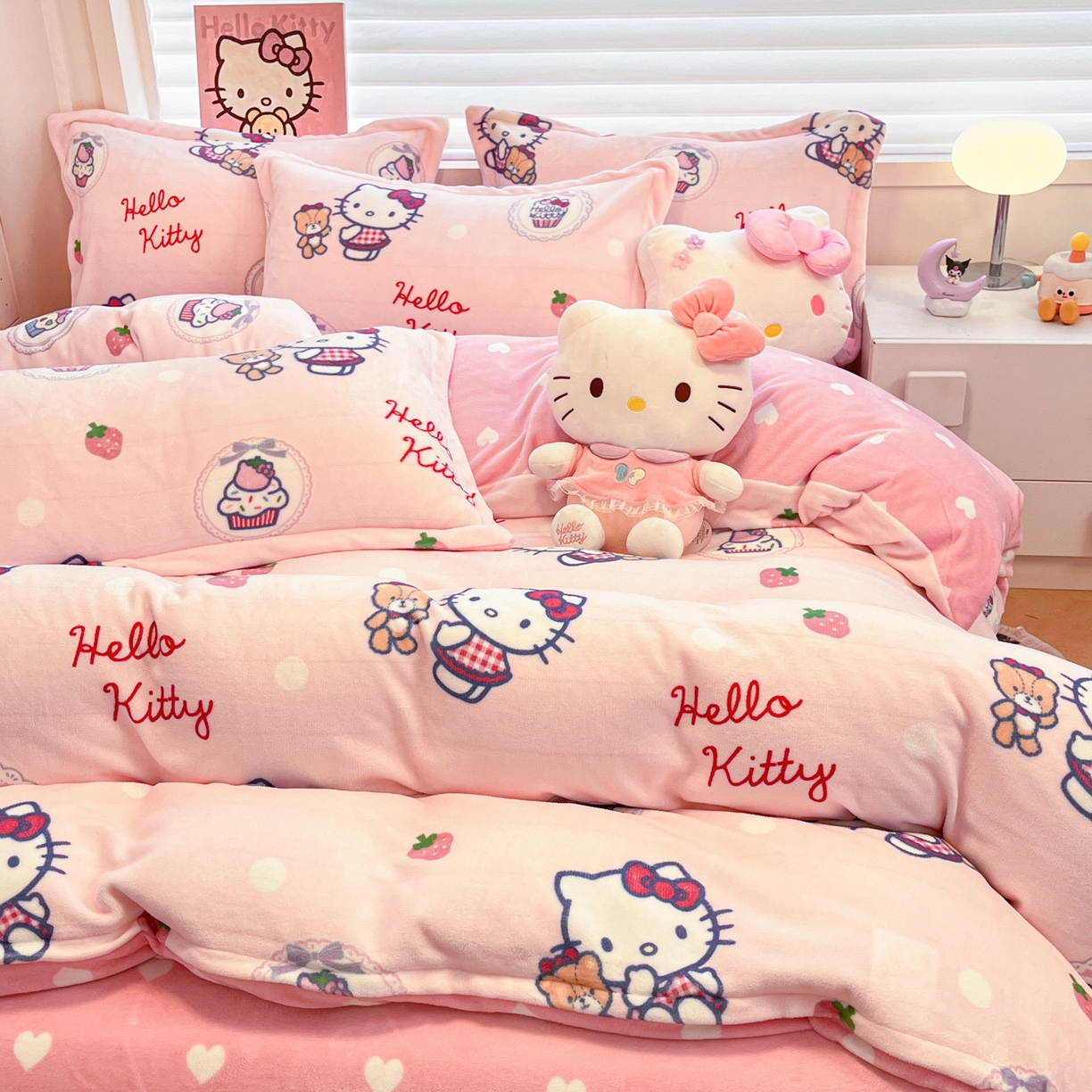 91家纺网 家纺一手货源 找家纺 暮思家居 2025新款三丽鸥正版授权高克重200克加厚保暖卡通牛奶绒四件套 牛奶绒-KT和熊