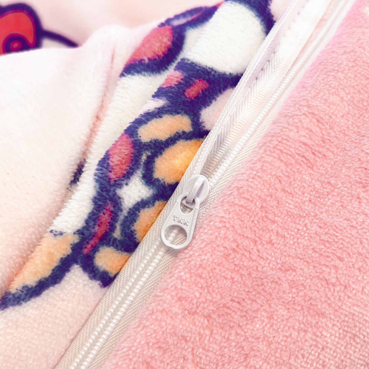 91家纺网 家纺一手货源 找家纺 暮思家居 2025新款三丽鸥正版授权高克重200克加厚保暖卡通牛奶绒四件套 牛奶绒-KT和熊