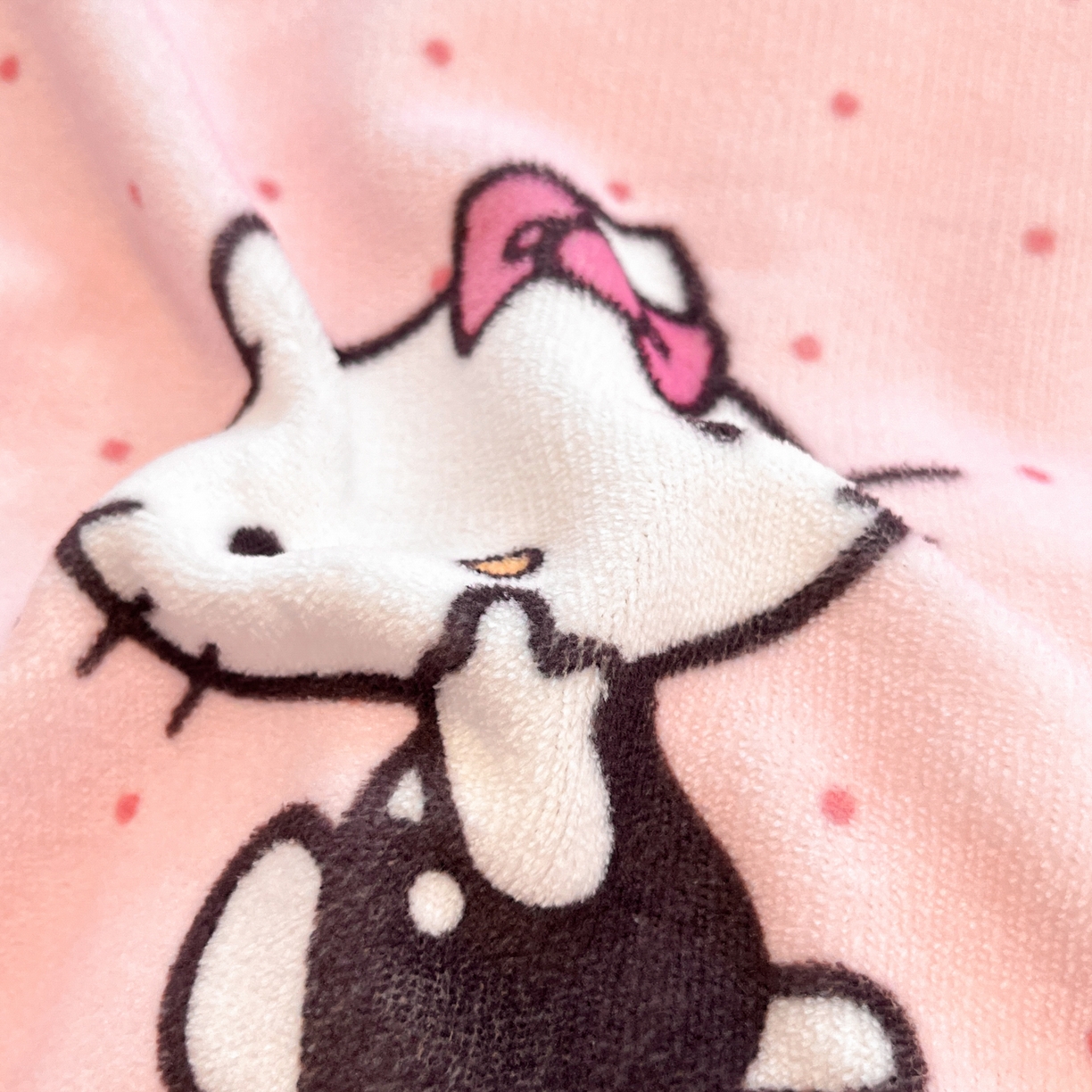 91家纺网 家纺一手货源 找家纺 暮思家居 2025新款三丽鸥正版授权高克重200克加厚保暖卡通牛奶绒四件套 牛奶绒-波点凯蒂