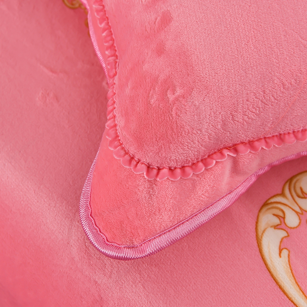 91家纺网 家纺一手货源 找家纺 梦宴 2025新款冬季牛奶绒加厚保暖床裙款法兰绒珊瑚绒四件套床上用品 梦恋