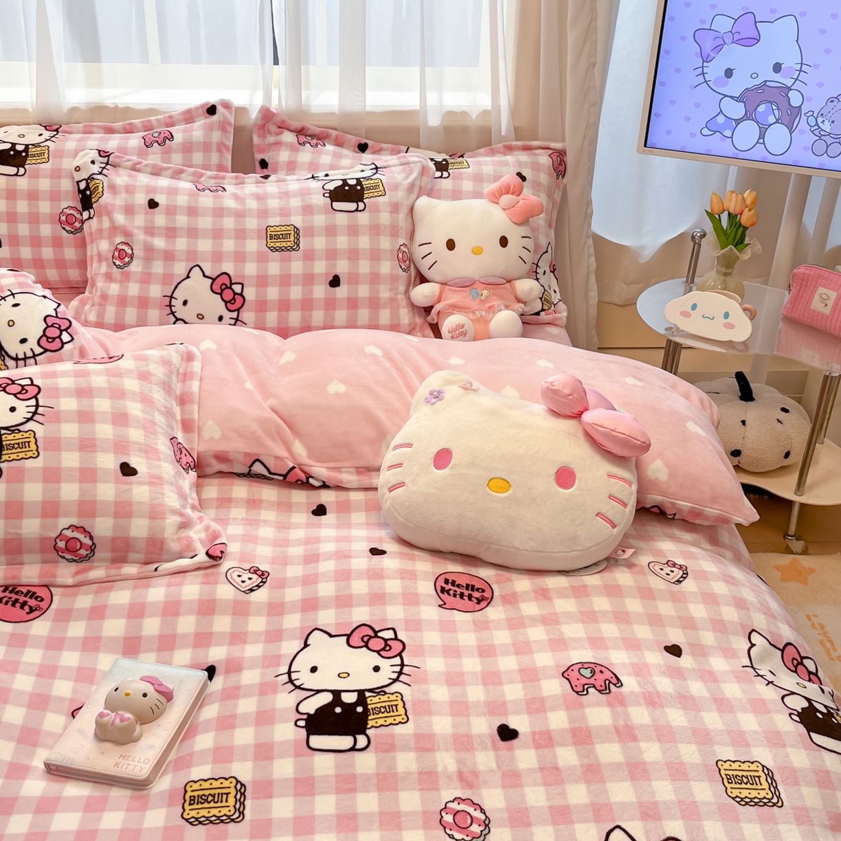 91家纺网 家纺一手货源 找家纺 暮思家居 2025新款三丽鸥正版授权高克重200克加厚保暖卡通牛奶绒四件套 牛奶绒-粉格kt