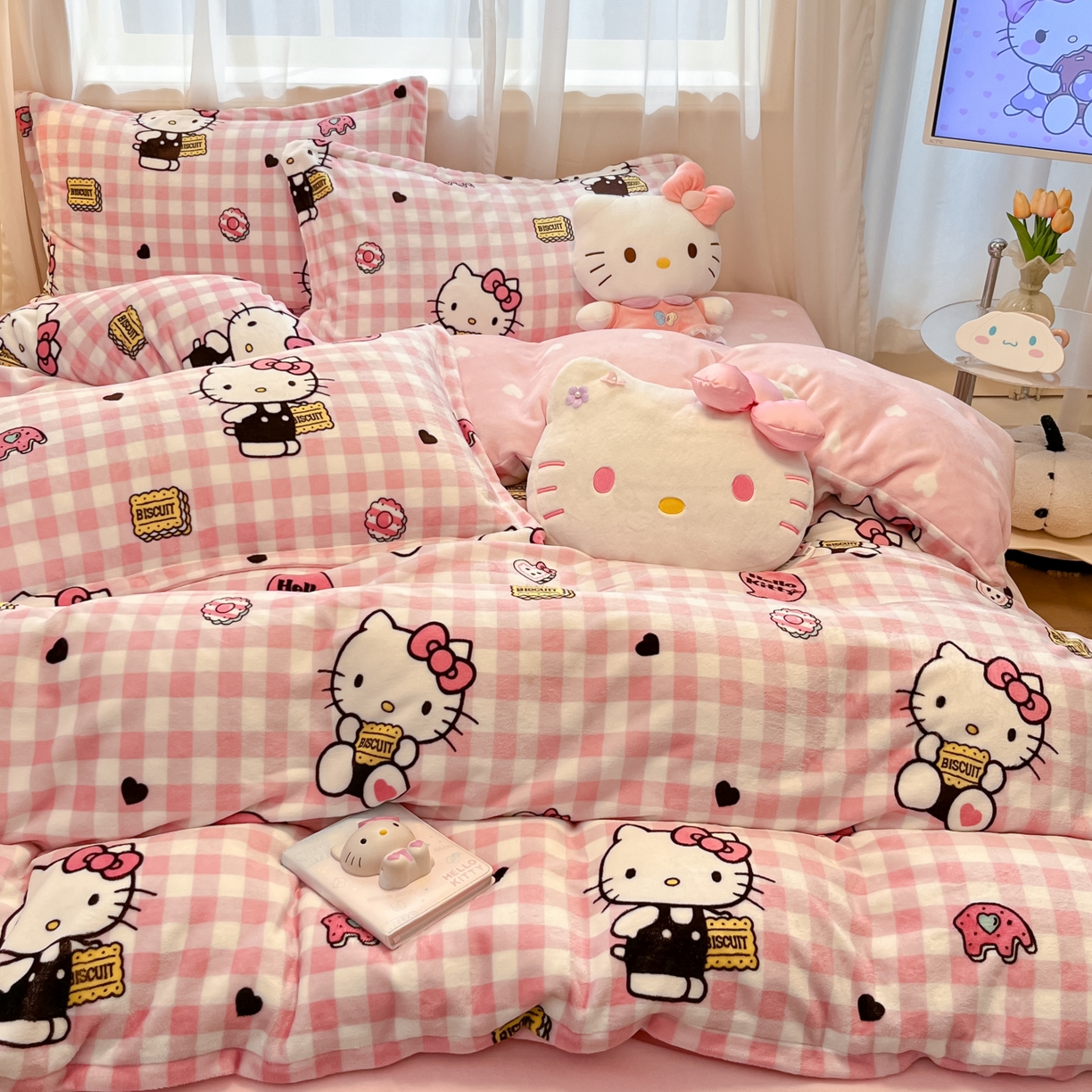 91家纺网 家纺一手货源 找家纺 暮思家居 2025新款三丽鸥正版授权高克重200克加厚保暖卡通牛奶绒四件套 牛奶绒-粉格kt