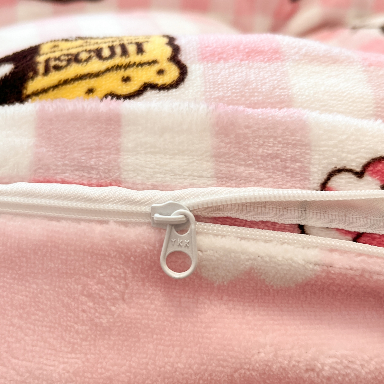 91家纺网 家纺一手货源 找家纺 暮思家居 2025新款三丽鸥正版授权高克重200克加厚保暖卡通牛奶绒四件套 牛奶绒-粉格kt