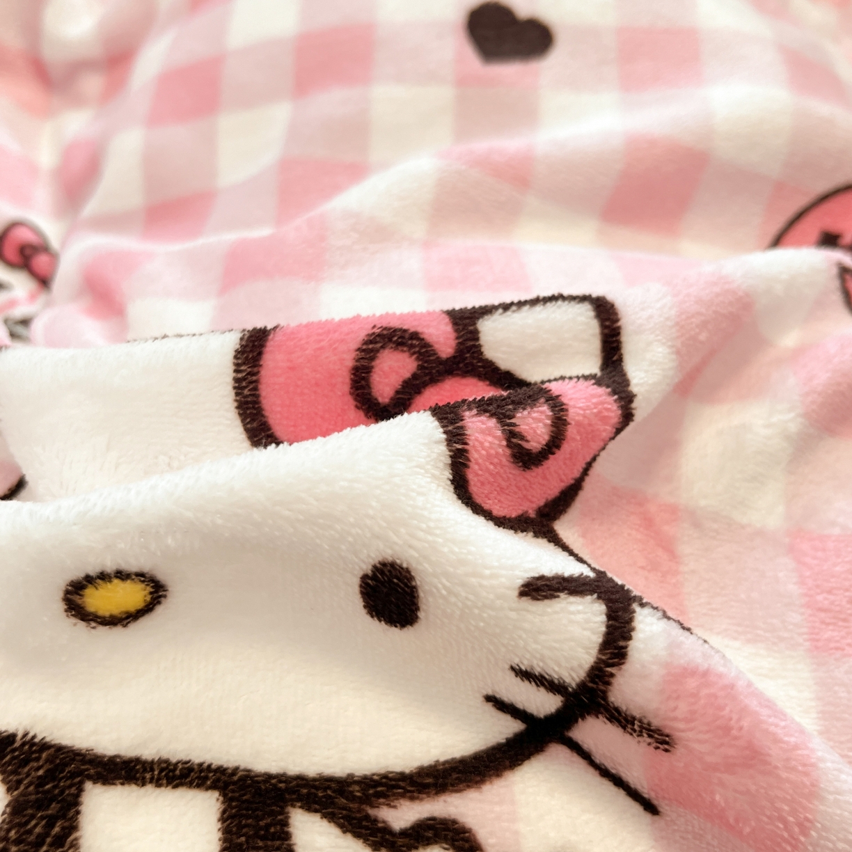 91家纺网 家纺一手货源 找家纺 暮思家居 2025新款三丽鸥正版授权高克重200克加厚保暖卡通牛奶绒四件套 牛奶绒-粉格kt