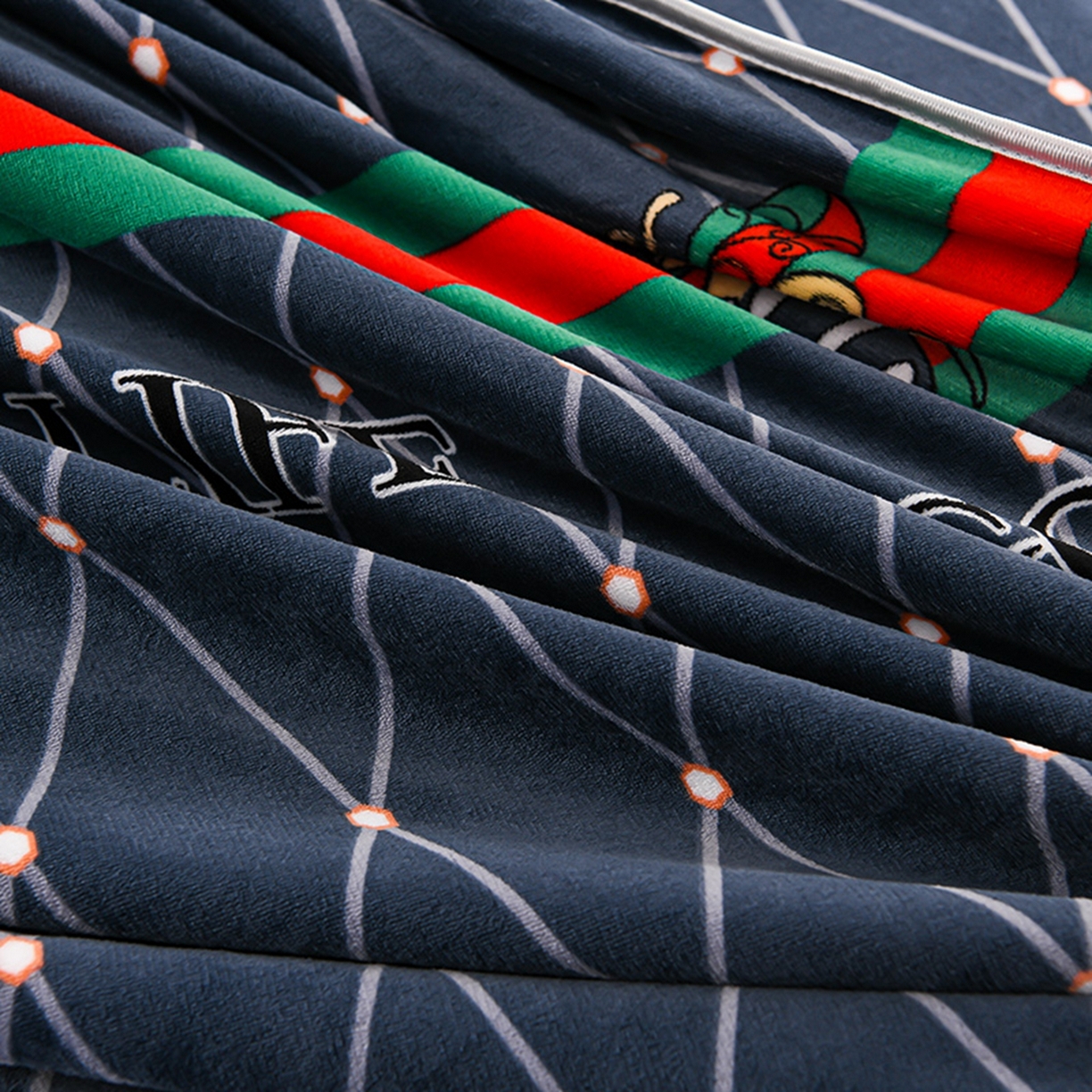 91家纺网 家纺一手货源 找家纺 梦宴 2025新款冬季牛奶绒加厚保暖床裙款法兰绒珊瑚绒四件套床上用品 蜜巢