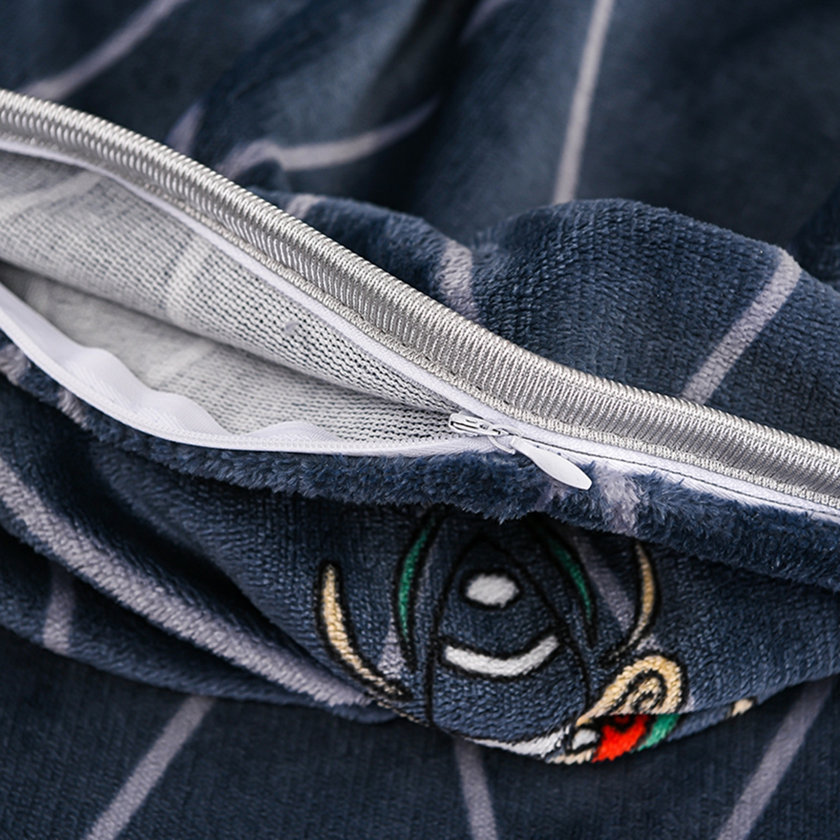 91家纺网 家纺一手货源 找家纺 梦宴 2025新款冬季牛奶绒加厚保暖床裙款法兰绒珊瑚绒四件套床上用品 蜜巢