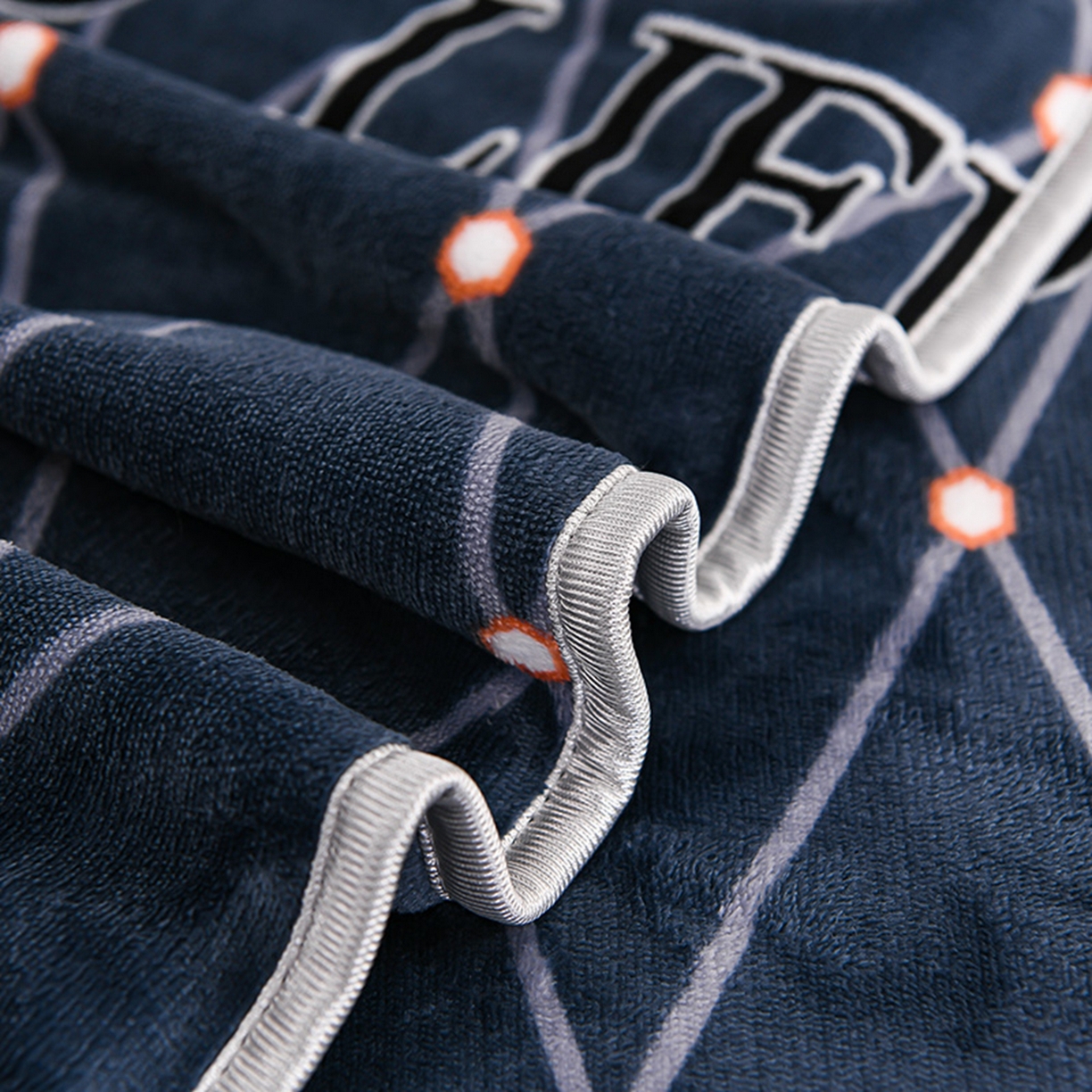 91家纺网 家纺一手货源 找家纺 梦宴 2025新款冬季牛奶绒加厚保暖床裙款法兰绒珊瑚绒四件套床上用品 蜜巢