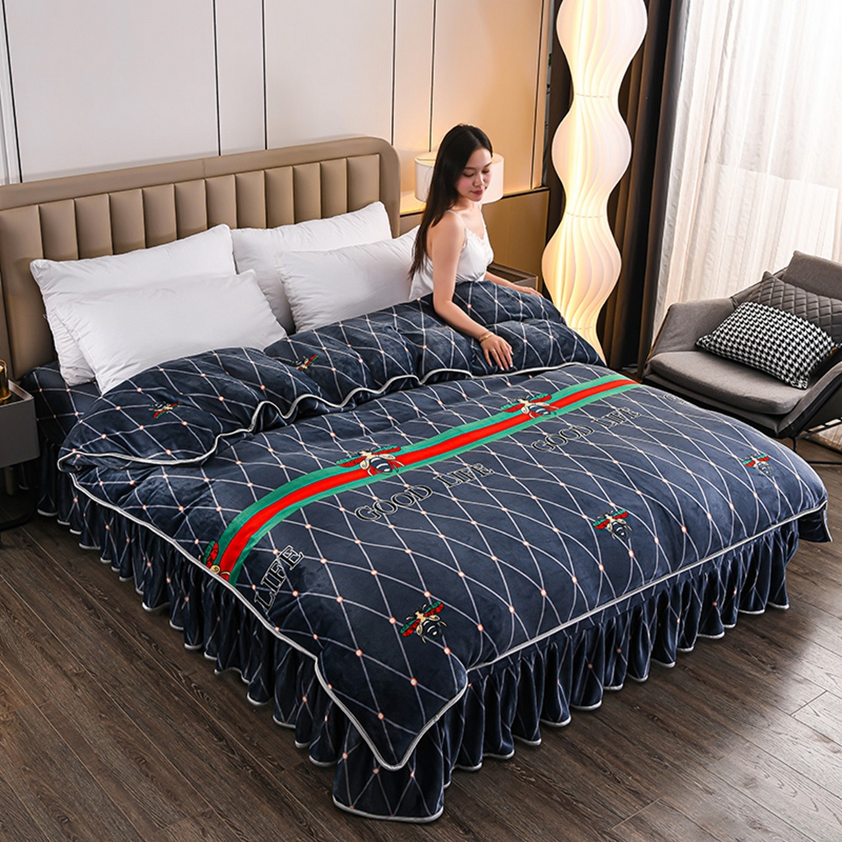 91家纺网 家纺一手货源 找家纺 梦宴 2025新款冬季牛奶绒加厚保暖床裙款法兰绒珊瑚绒四件套床上用品 蜜巢