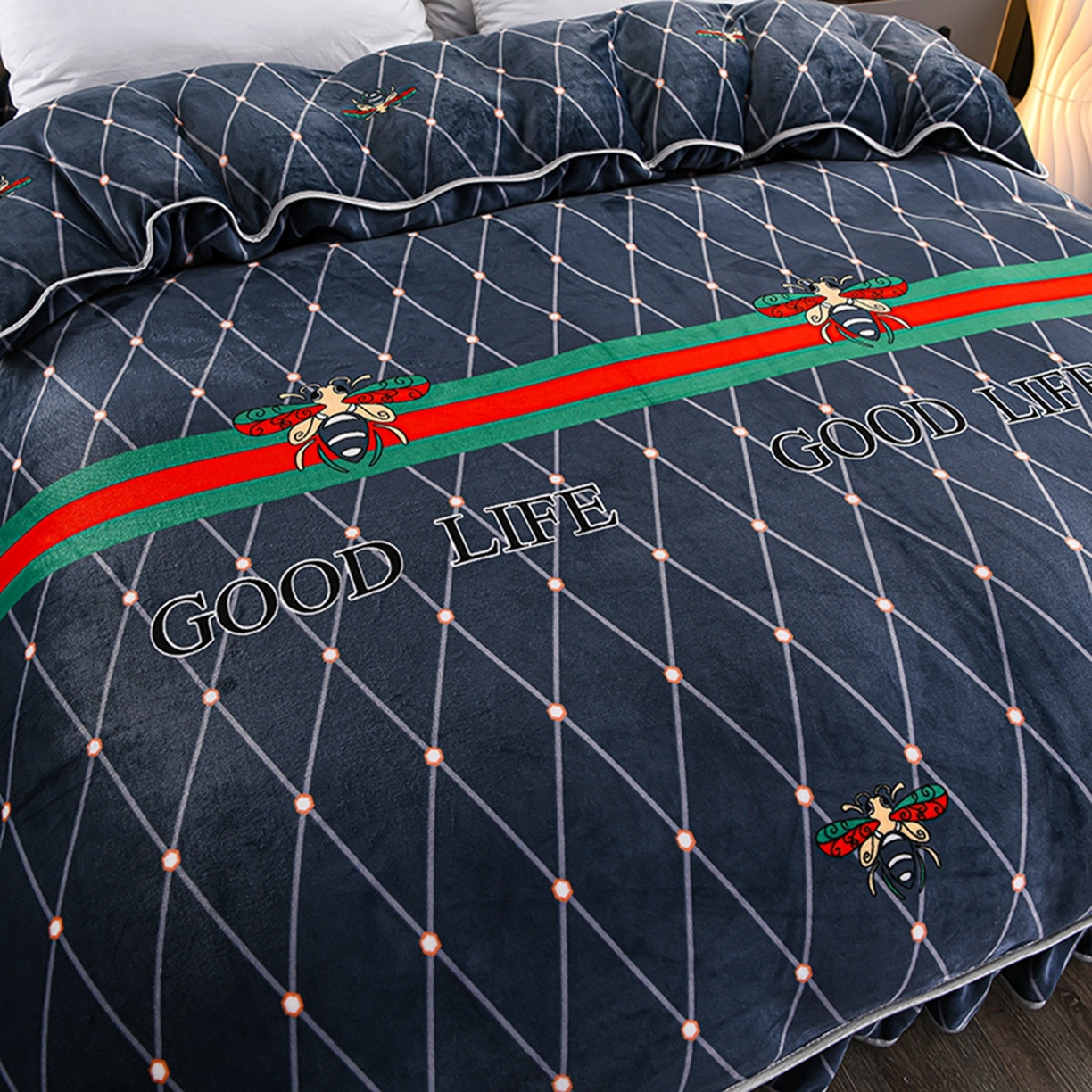 91家纺网 家纺一手货源 找家纺 梦宴 2025新款冬季牛奶绒加厚保暖床裙款法兰绒珊瑚绒四件套床上用品 蜜巢