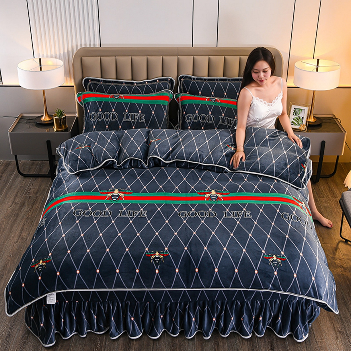 91家纺网 家纺一手货源 找家纺 梦宴 2025新款冬季牛奶绒加厚保暖床裙款法兰绒珊瑚绒四件套床上用品 蜜巢,蜜巢