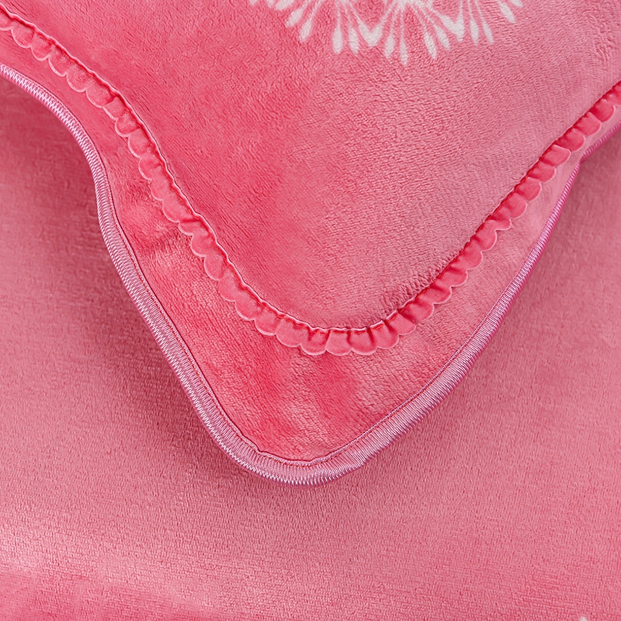 91家纺网 家纺一手货源 找家纺 梦宴 2025新款冬季牛奶绒加厚保暖床裙款法兰绒珊瑚绒四件套床上用品 蒲公英