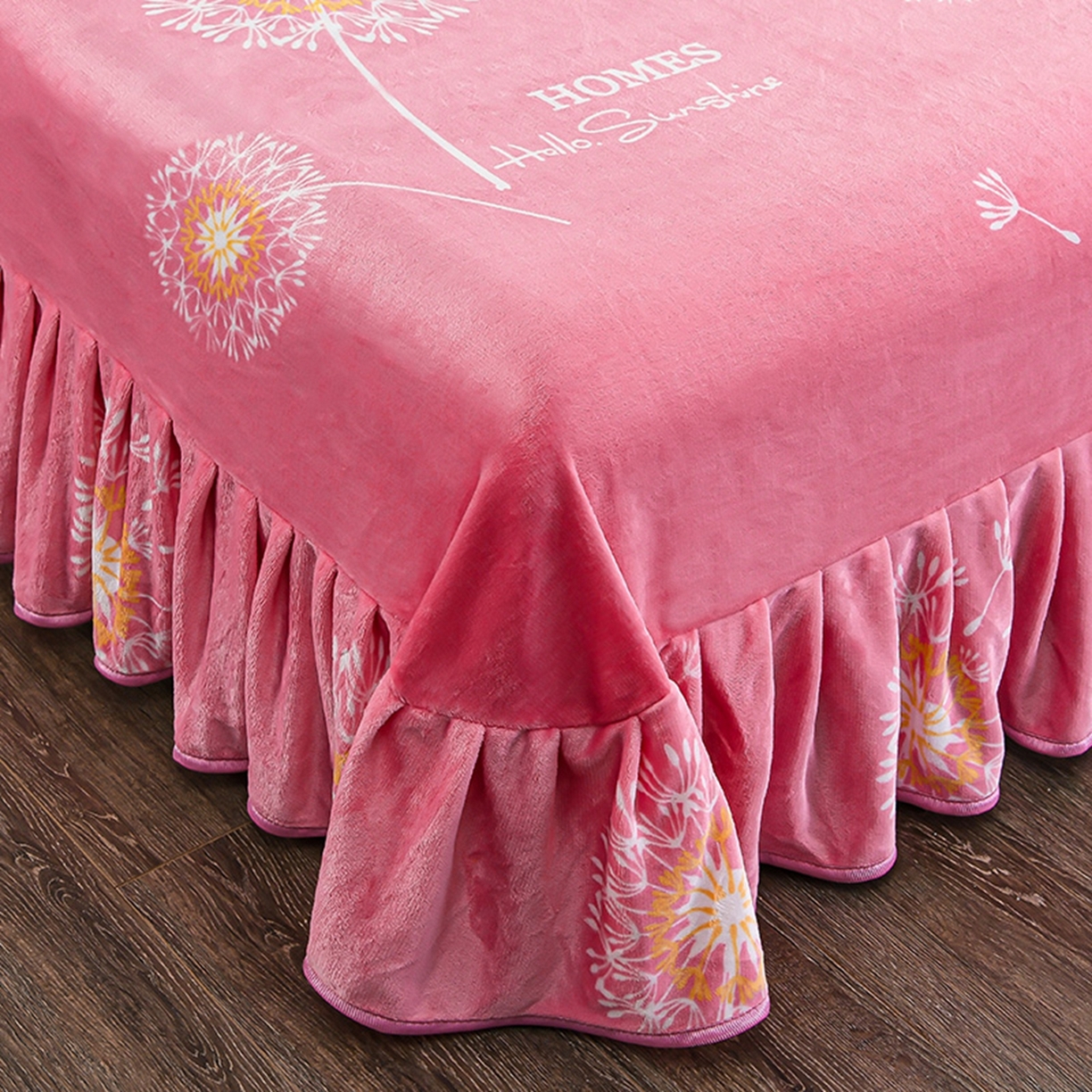 91家纺网 家纺一手货源 找家纺 梦宴 2025新款冬季牛奶绒加厚保暖床裙款法兰绒珊瑚绒四件套床上用品 蒲公英