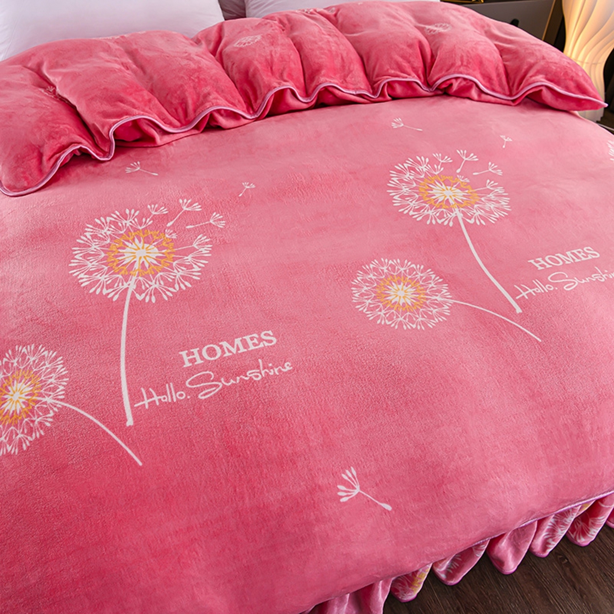 91家纺网 家纺一手货源 找家纺 梦宴 2025新款冬季牛奶绒加厚保暖床裙款法兰绒珊瑚绒四件套床上用品 蒲公英