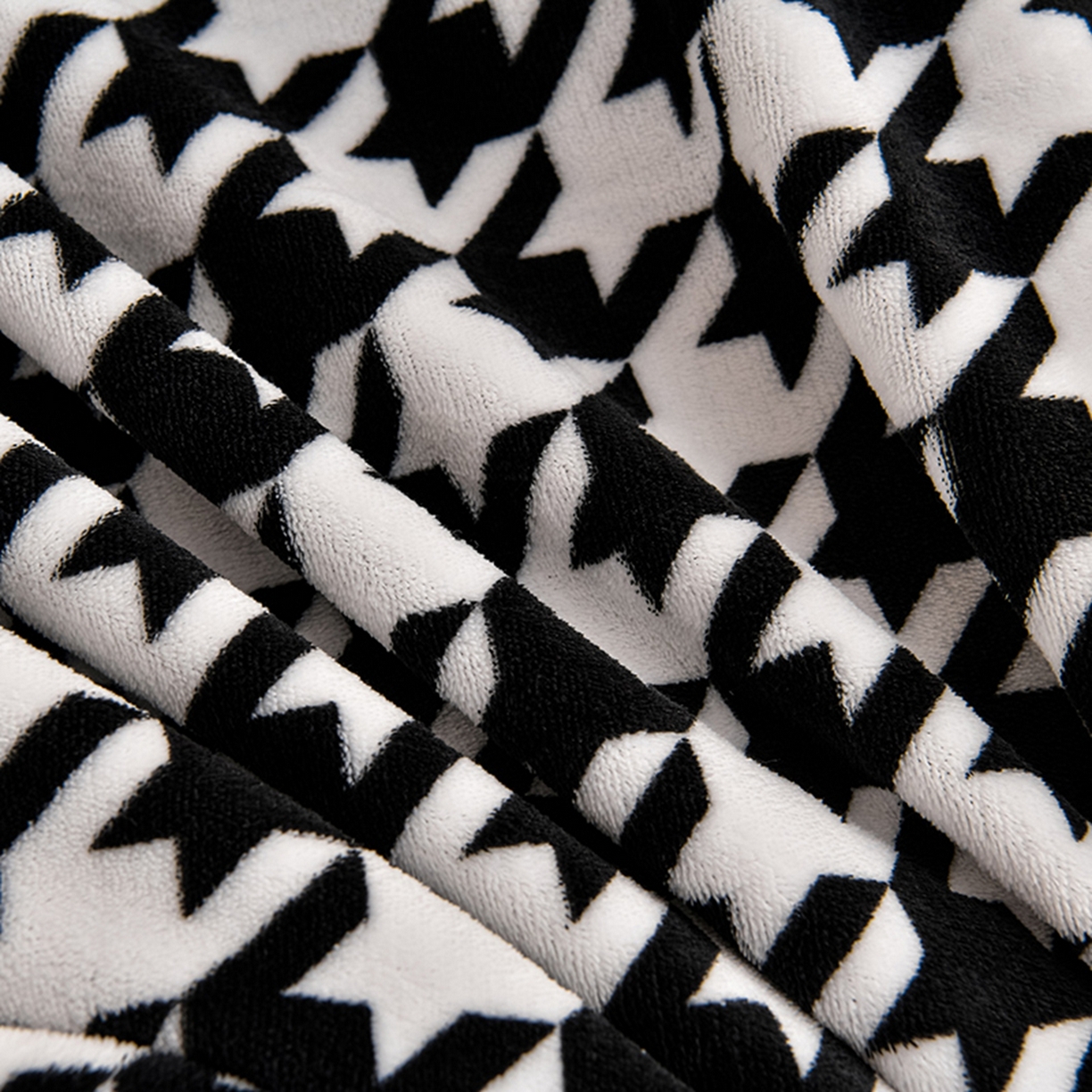 91家纺网 家纺一手货源 找家纺 梦宴 2025新款冬季牛奶绒加厚保暖床裙款法兰绒珊瑚绒四件套床上用品 千鸟格