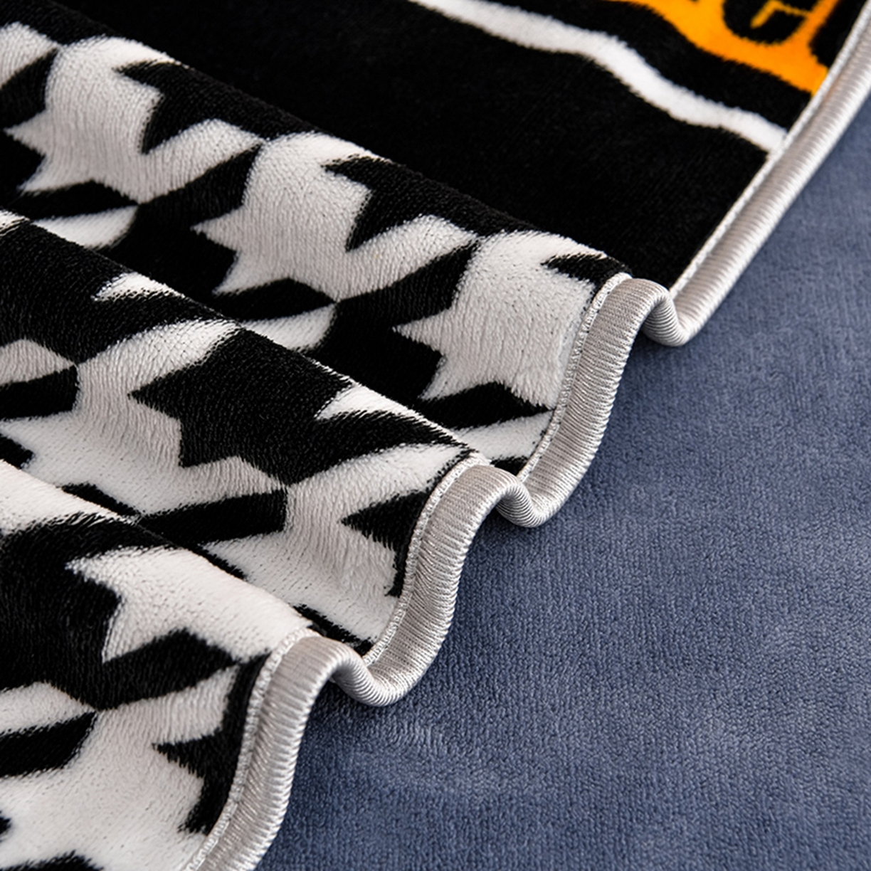 91家纺网 家纺一手货源 找家纺 梦宴 2025新款冬季牛奶绒加厚保暖床裙款法兰绒珊瑚绒四件套床上用品 千鸟格