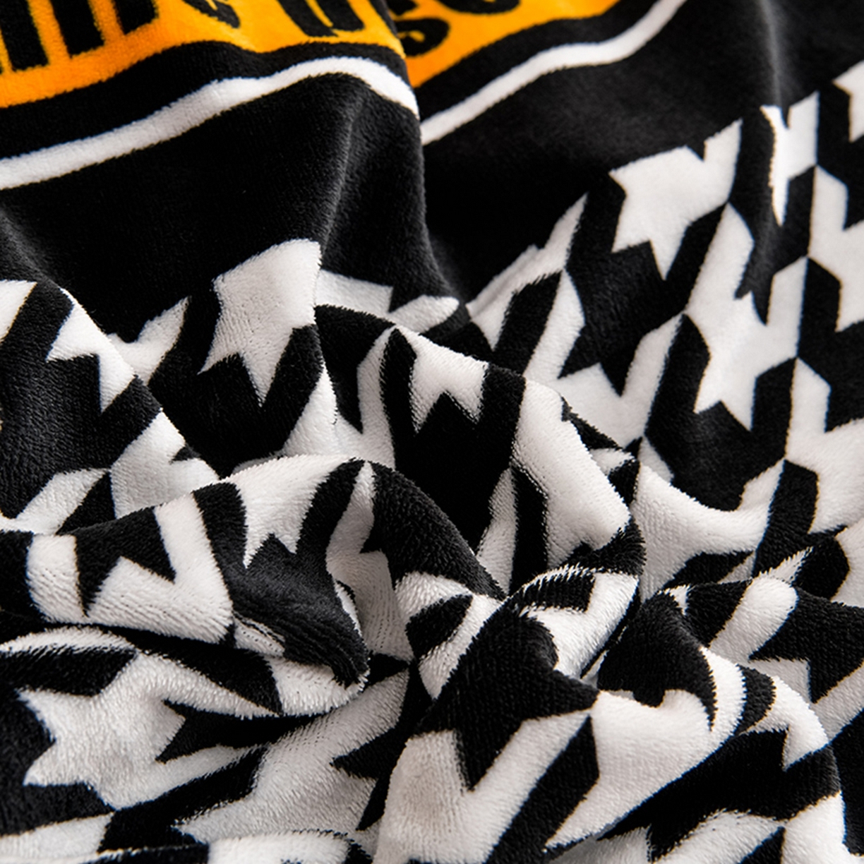 91家纺网 家纺一手货源 找家纺 梦宴 2025新款冬季牛奶绒加厚保暖床裙款法兰绒珊瑚绒四件套床上用品 千鸟格