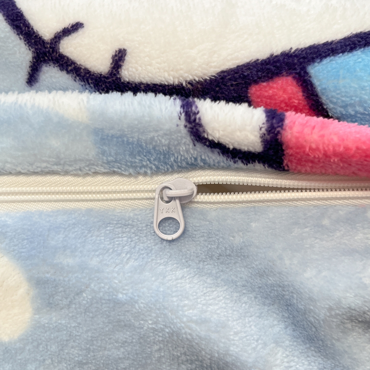 91家纺网 家纺一手货源 找家纺 暮思家居 2025新款三丽鸥正版授权高克重200克加厚保暖卡通牛奶绒四件套 牛奶绒-蓝格kt