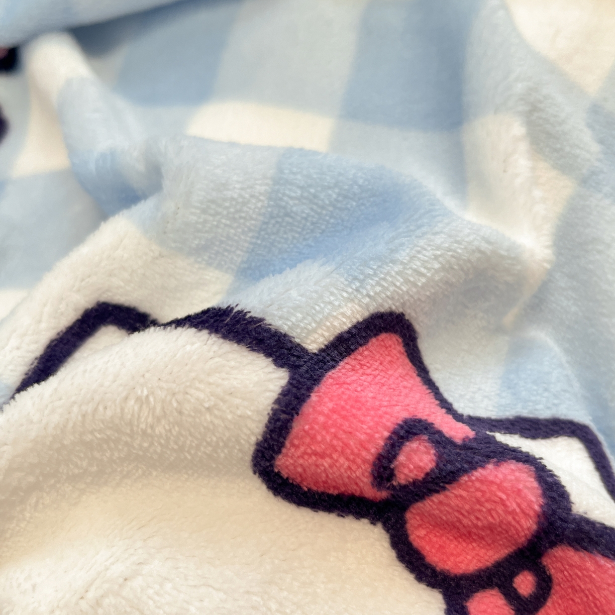 91家纺网 家纺一手货源 找家纺 暮思家居 2025新款三丽鸥正版授权高克重200克加厚保暖卡通牛奶绒四件套 牛奶绒-蓝格kt